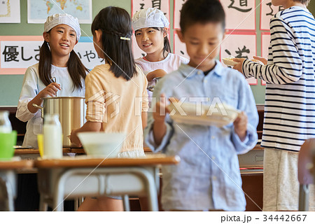 小学校　給食　昼休み 34442667