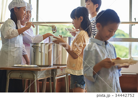 小学校 給食 昼休み 34442752