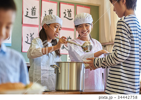 小学校 給食 昼休み 小学校 給食 昼休み 34442758