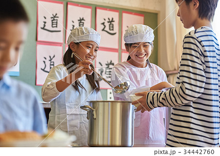 小学校 給食 昼休み 小学校 給食 昼休み 34442760