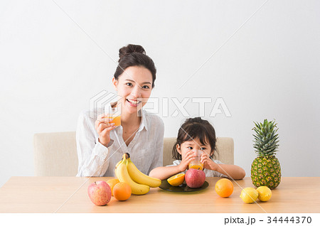 果物たくさんの食卓 34444370