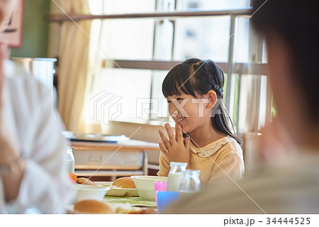 小学校 給食 昼休み 34444525