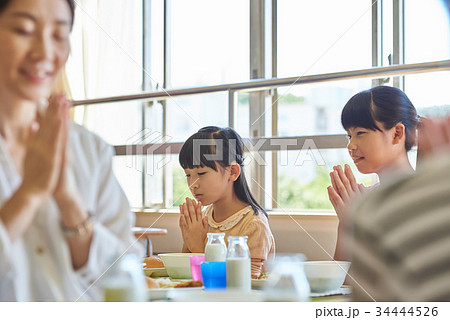 小学校 給食 昼休み 34444526