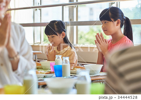 小学校 給食 昼休み 34444528