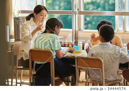 小学校 給食 昼休み 34444574