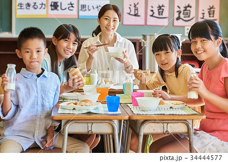 小学校 給食 昼休み 34444577
