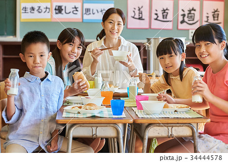 小学校 給食 昼休み 34444578
