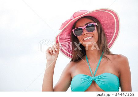 Woman with sunhat 34447258