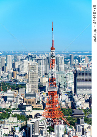東京の都市風景と東京タワー 縦構図の写真素材