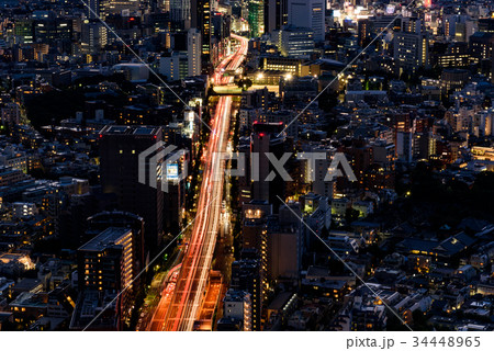 東京都心の都市風景と大通りを走る車の光跡 東京都心の都市風景と大通りを走る車の光跡 34448965