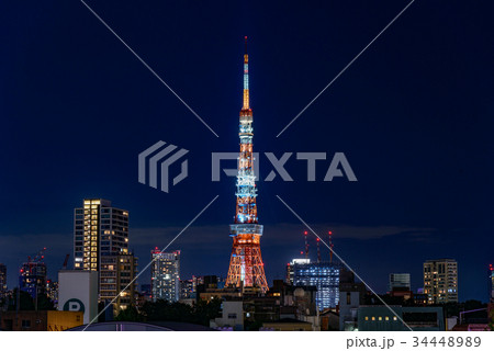 東京都心の都市風景と東京タワーの夜景 東京都心の都市風景と東京タワーの夜景 34448989