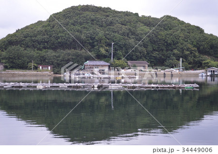 伊勢志摩、真珠養殖中のイカダ 34449006
