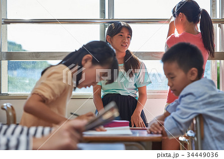 小学校 休み時間 教室の写真素材 小学校 休み時間 教室の写真素材