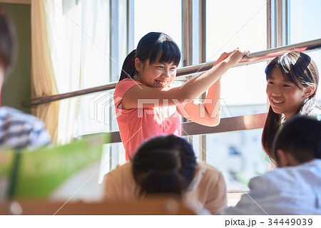 小学校 休み時間 教室 34449039
