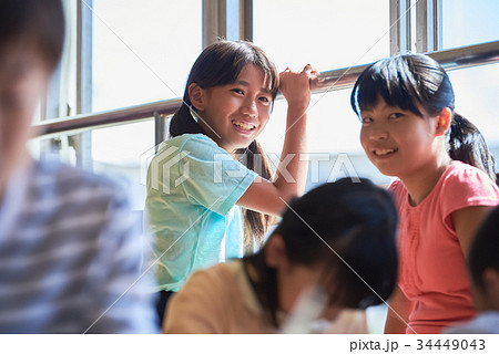 小学校 休み時間 教室 34449043
