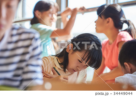 小学校 休み時間 教室 34449044