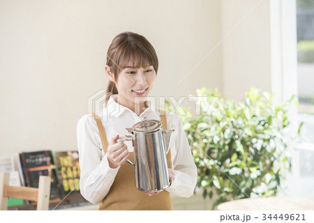 水を出すカフェ店員 34449621