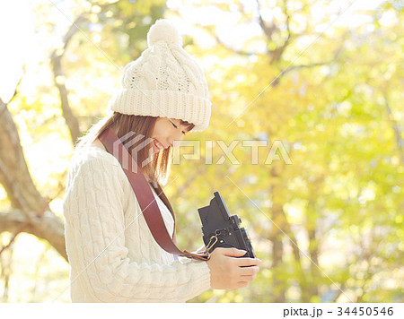 秋の紅葉の中の女性　写真を撮る 34450546