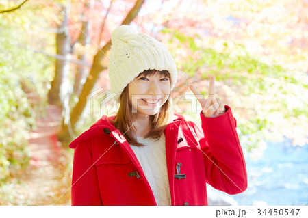 秋の紅葉の中の女性　ピース 34450547