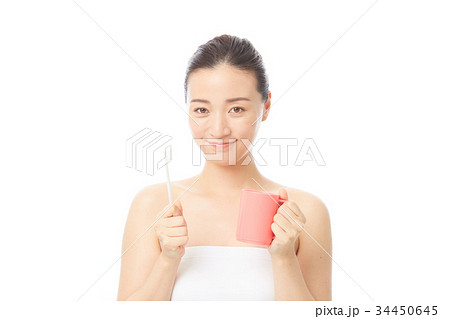 歯磨きをする女性 歯磨きをする女性 34450645