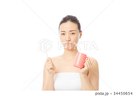 歯磨きをする女性 歯磨きをする女性 34450654