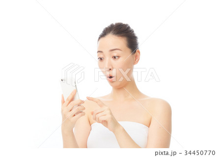 スマホをいじる女性 34450770