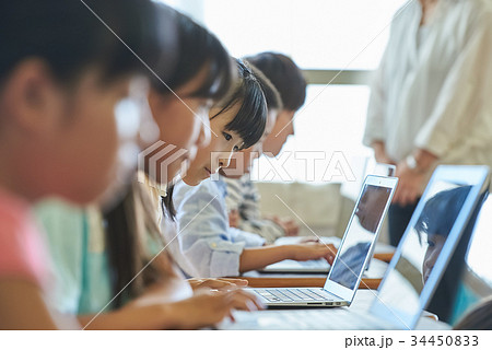 小学校 授業 パソコンの写真素材