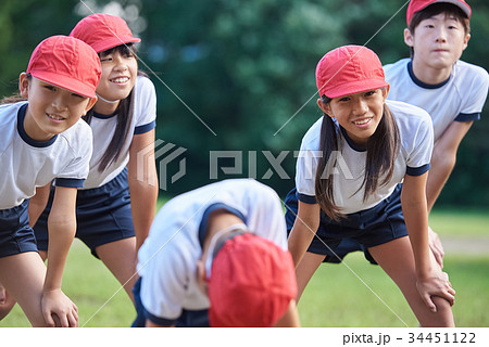 小学校 体育 グラウンドの写真素材