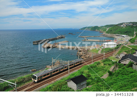 日本海沿いを走る信越線E129系普通電車 34451328