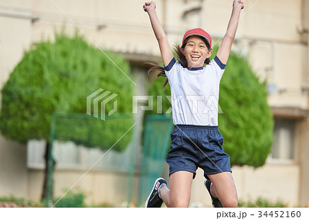 高学年女子体育 小学校 体育 グラウンドの写真素材 [34452160] - PIXTA