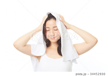 お風呂上がりの女性 34452930