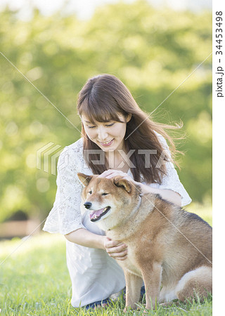 若い女性と柴犬 34453498