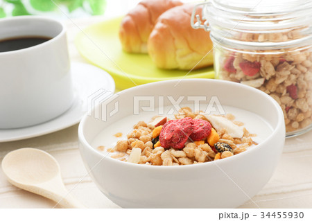 朝食 ヨーグルト パン コーヒー 34455930