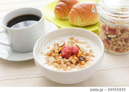 朝食 ヨーグルト パン コーヒー 34455935