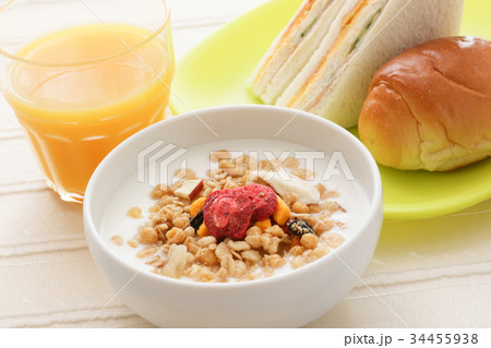朝食 ヨーグルト サンドイッチ パン オレンジジュース 朝食 ヨーグルト サンドイッチ パン オレンジジュース 34455938