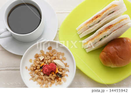 朝食 ヨーグルト パン サンドイッチ コーヒー 34455942