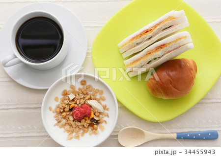 朝食 ヨーグルト パン サンドイッチ コーヒー 34455943