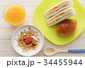 朝食 ヨーグルト パン　サンドイッチ オレンジジュース 34455944
