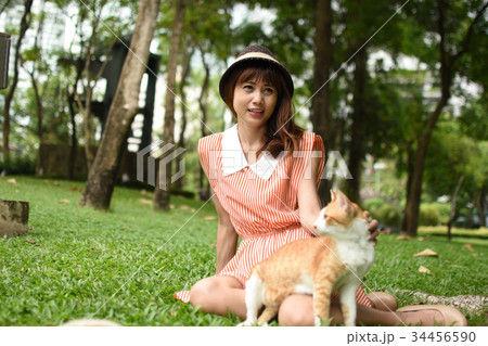 若い女性　公園　猫 34456590