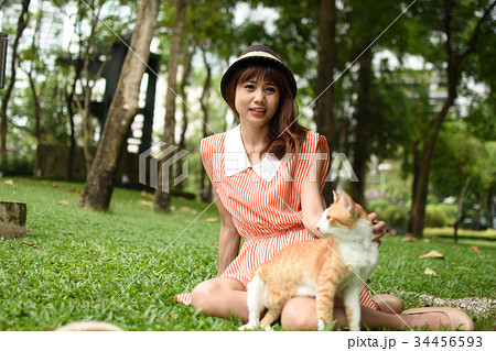 若い女性　公園　猫 34456593