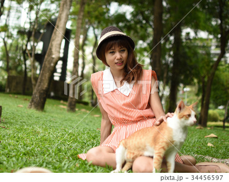 若い女性　公園　猫 34456597