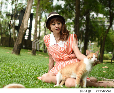 若い女性　公園　猫 34456598