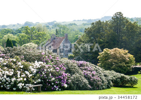 イギリス郊外の歴史的建物と手入れされた庭園 34458172