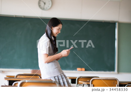 女子高生（スマホ） 34458330