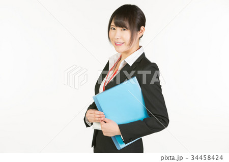 文書管理でファイルを手にしたビジネスウーマンは、常に情報漏洩や紛失、コンプライアンス遵守を意識する 34458424