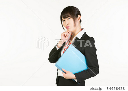文書管理でファイルを手にしたビジネスウーマンは、常に情報漏洩や紛失、コンプライアンス遵守を意識する 34458428