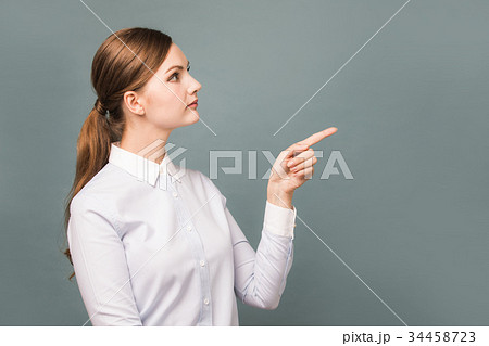 指さす女性 指さす女性 34458723