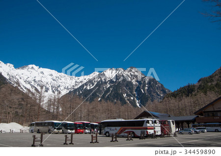 上高地バスターミナルに停まるバスと春の北アルプス穂高連峰 34459890