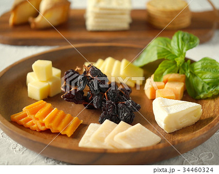 バラエティチーズとクラッカー (横位置アップ) バラエティチーズとクラッカー (横位置アップ) 34460324