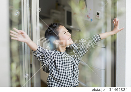 女の子 シャボン玉 女の子 シャボン玉 34462324